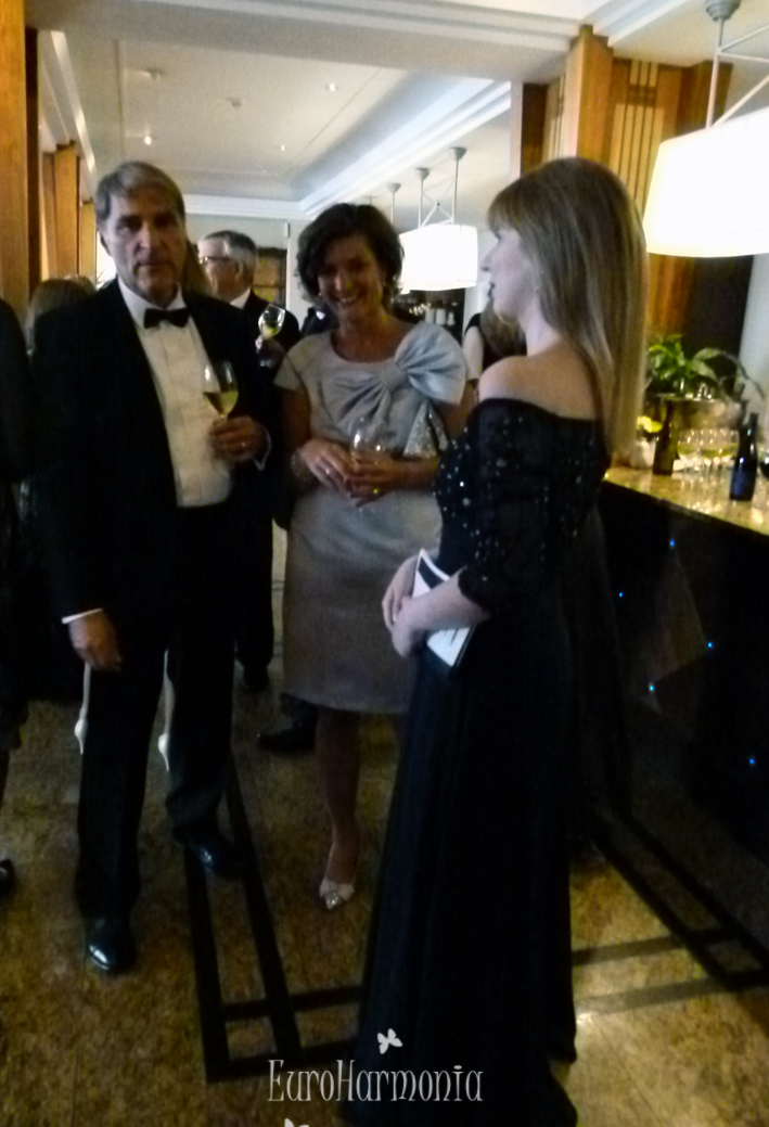 Презентатор церемонии RUS PRIX Алескандра Головина встречает гостей -Главу NRCH и  ING bank Bernard Zonneveld с супругой Marike Zonneveld